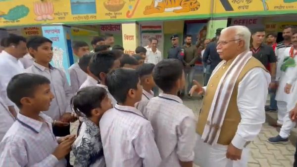 अचानक स्कूल पहुंचे CM मनोहर लाल, शिक्षा व्यवस्था का लिया जायजा