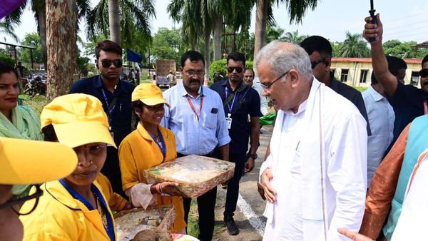 Jagdalpur: रीपा का मुख्यमंत्री भूपेश बघेल ने किया भ्रमण, महिलाओं का बढ़ाया उत्साह 