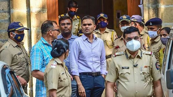 'शाहरुख खान से समीर वानखेड़े की 'चैट' नियमों का उल्लंघन', NCB अधिकारी ने WhatsApp Chat को लेकर क्या कहा?