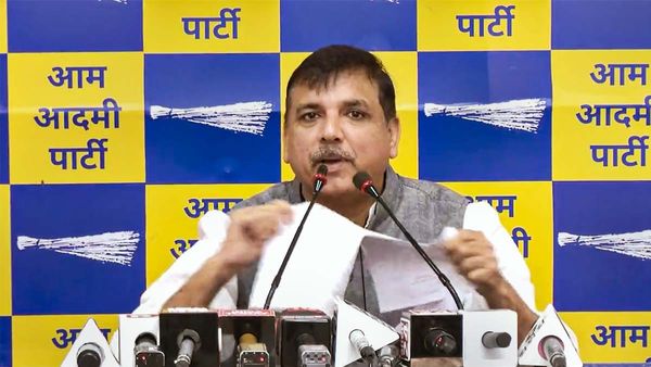 AAP सांसद संजय सिंह का आरोप- सीएम केजरीवाल की जासूसी कर रही दिल्ली पुलिस