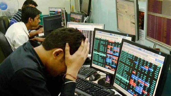 मणप्पुरम फाइनेंस के निवेशकों को तगड़ा झटका, जानें आखिर क्यों गिर रहे तेजी से शेयर?