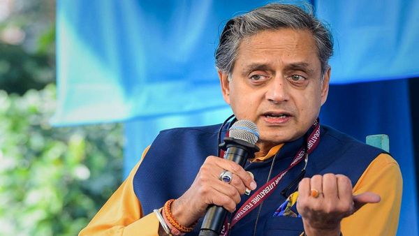 2.7 करोड़ को नहीं मिला कंफर्म रेल टिकट, शशि थरूर बोले- आजादी के 75 साल बाद भी कंफर्म टिकट किस्मत का खेल