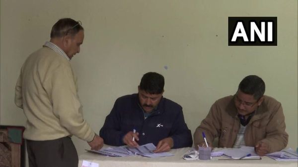 हिमाचल प्रदेश: शिमला नगर निगम चुनाव के लिए मतदान जारी, 34 वार्डों के 153 पोलिंग बूथ पर वोटिंग