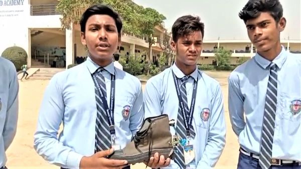 Mirzapur: छात्रों ने बनाया भारतीय सेना के लिए 'वंडर शू', ठंड के साथ-साथ लैंडमाइन्स से बचाएगा ये खास जूता