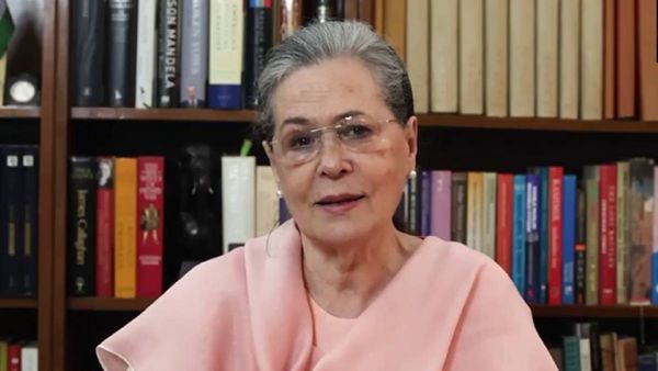 Karnataka: पहली कैबिनेट बैठक में मिली 5 गारंटियों को मंजूरी, सोनिया गांधी ने जताया कर्नाटक का आभार