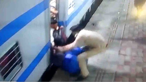 Sultanpur: श्रमजीवी एक्सप्रेस में चढ़ते हुए पैसेंजर का फिसला पैर, GRP-RPF के सिपाहियों ने कुछ यूं बचाई जान