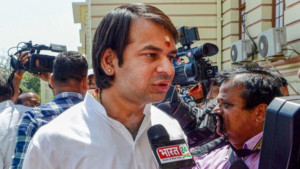 'यह बाबा बिहारियों को गाली दे रहा, पागल कह रहा है', बागेश्वर बाबा धीरेंद्र शास्त्री पर तेज प्रताप ने कसा तंज