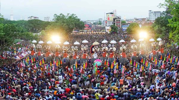 Thrissur Pooram: जानें विशाल हाथियों, शानदार छतरियों वाले केरल के त्रिशूर पूरम उत्सव के बारे में 