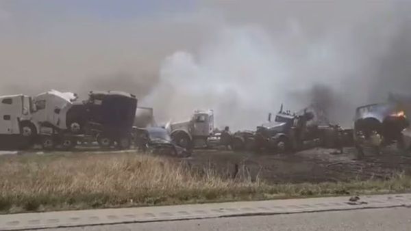 अमेरिका में धूल भरे तूफान और बवंडर से भारी तबाही, हाईवे पर दर्जनों गाड़ियों की टक्कर, 6 की मौत