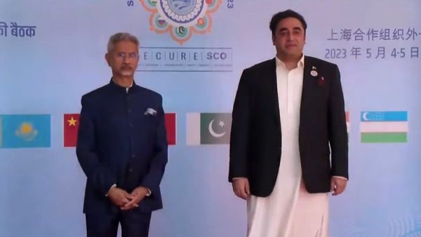 SCO Meet: पाकिस्तान के विदेश मंत्री बिलावल भुट्टो से मिले एस. जयशंकर, नहीं मिलाया हाथ, सिर्फ किया नमस्ते