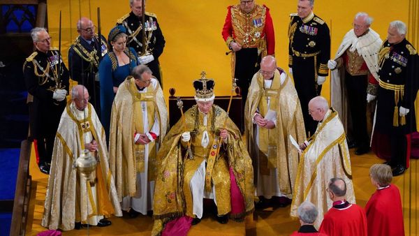 King Charles के राजतिलक कार्यक्रम में बिदक गया घोड़ा, वीडियो में देखिए फिर क्या हुआ?