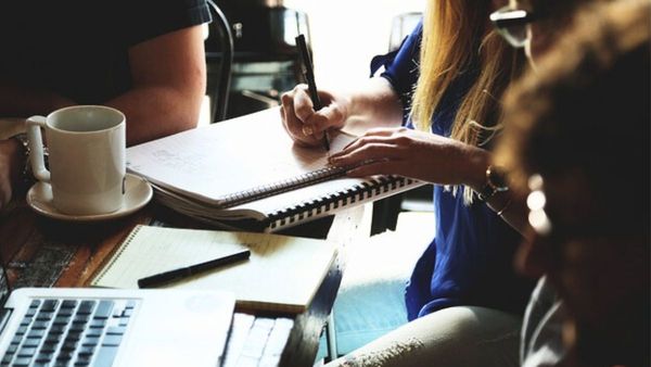 Fake Call Centre: सुबह के नाश्ते से हुआ फर्जी रैकेट का भंडाफोड़, कॉलसेंटर के नाम पर चल रही थी लूट