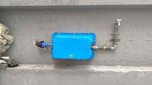 Water Project: TATA कंपनी ने घरों के बाहर लगाए Water Meter, 125 मीटर चोर उखाड़ ले गए