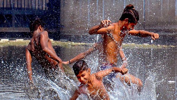 Delhi Weather Updates: दिल्ली में प्रचंड गर्मी, जानिए आज कैसा रहेगा राजधानी का मौसम?