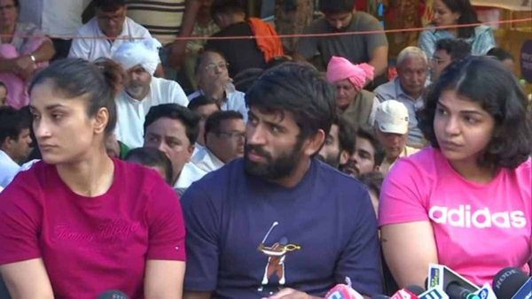 प्रदर्शन कर रहे पहलवानों का बड़ा आरोप, बोले- दिल्ली में नहीं देखने दिया IPL मैच, पुलिस ने किया खंडन