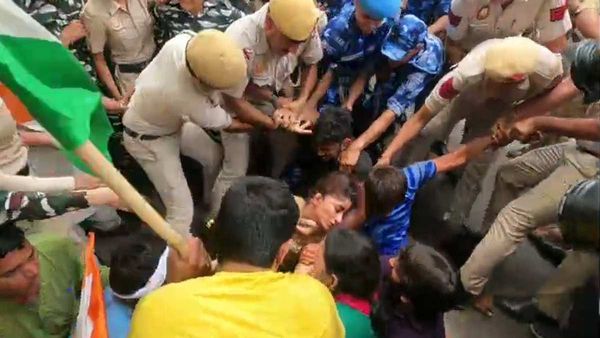 Wrestlers Protest: पहलवानों की पुलिस से तीखी झड़प, फोगाट बहनें सड़क पर गिरीं, हिरासत में विनेश-साक्षी और बजरंग