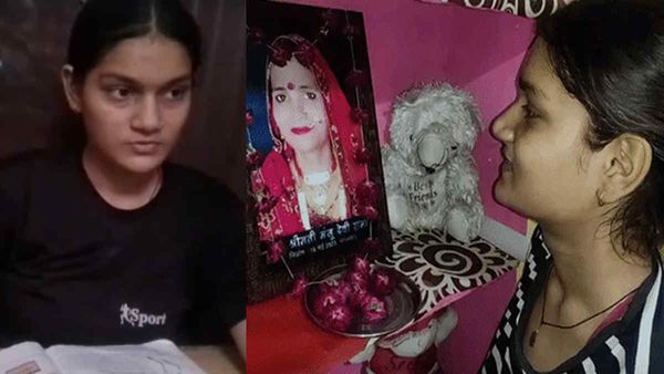10वीं बोर्ड में 89.67% अंक लाने वाल छात्रा मां की फोटो के सामने फूट-फूटकर रोई, 18 दिन पहले हुई थी मौत
