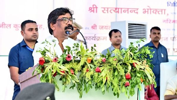 CM हेमंत सोरेन कुछ ही देर में पहुंचेंगे पटना एयरपोर्ट, JMM कार्यकर्ता ढोल-नगाड़े के साथ स्वागत के लिए तैयार