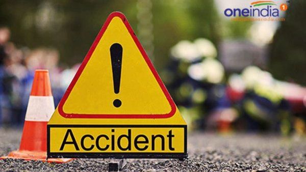 शहर की व्यस्त सड़क के बीच में रेलवे पुल के नीचे गिरा लोहे का खंभा और फिर...