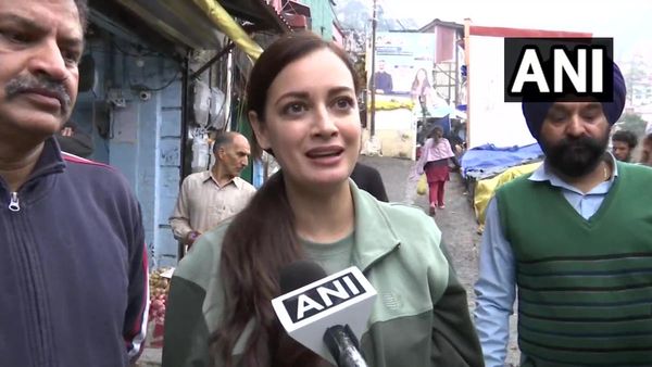 Shimla:दीया मिर्जा 'हीलिंग हिमालय' के सफाई अभियान में हुईं शामिल, सड़कों से उठाया कचरा..दिया ये खास संदेश