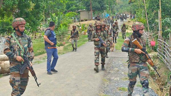 Manipur Unrest: सेना की कार्रवाई, 29 ऑटोमैटिक हथियार बरामद, 24 घंटे में बड़ी कामयाबी
