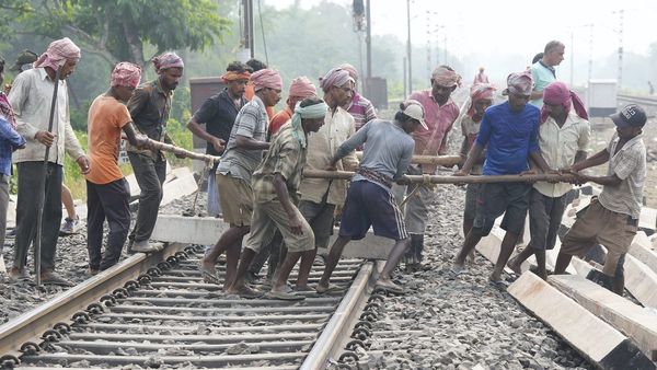 Balasore Train Accident: बालासोर ट्रेन हादसे के बाद रेलवे की बड़ी कार्रवाई, TOP 5 अधिकारियों का किया ट्रांसफर