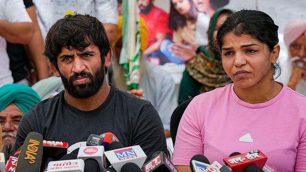 Wrestlers protest: साक्षी मलिक और बजरंग पूनिया ने आंदोलन से हटने की खबरों का किया खंडन