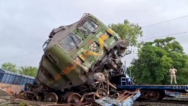Bankura Train Accident: बांकुड़ा में मालगाड़ी हादसे के बाद कई ट्रेनें कैंसिल, यात्रा से पहले चेक कर लें लिस्ट