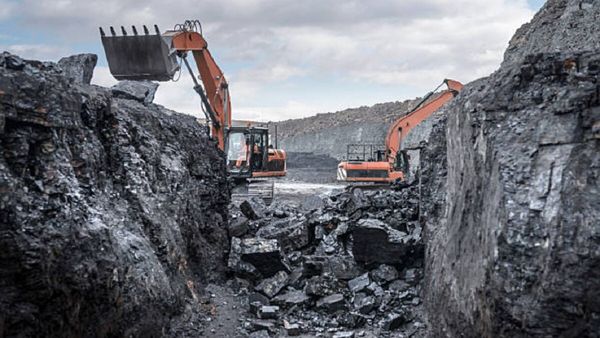 Dhanbad Mine Collapse: BCCL की अवैध कोयला खदान ढही, 3 शव बरामद, बढ़ सकती है मौतों की संख्या