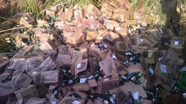 Shivpuri News: बीच सड़क पर पलटा बियर से भरा ट्रक, राह चलते लोगों ने मचा दी लूट पुलिस ने बचाया