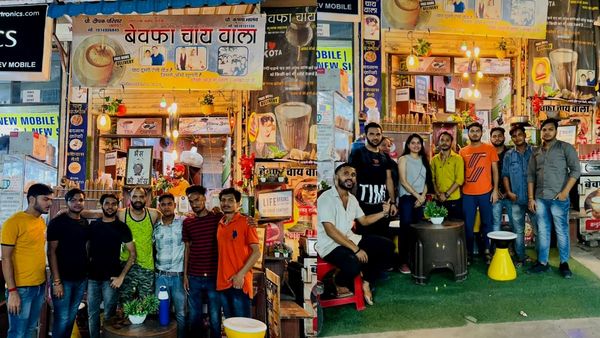 Bewafa Chai Wala: पत्‍नी ने की बेवफाई तो पति बना बेवफा चाय वाला, टी-स्‍टॉल को मानता 'टूटे दिलों का अस्‍पताल'