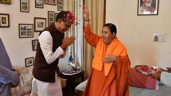 Bhopal: मुख्यमंत्री शिवराज ने पूर्व CM के छुए पैर, उमा भारती ने आशीर्वाद देते हुए कहा- मैं पहली लाडली बहना हूं