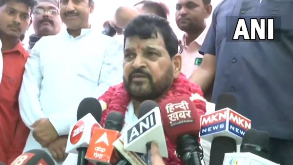 Gonda: बृजभूषण शरण सिंह के कार्यक्रम में चले ईंट-पत्थर, सेल्फी लेने के दौरान आपस में भिड़े सांसद समर्थक