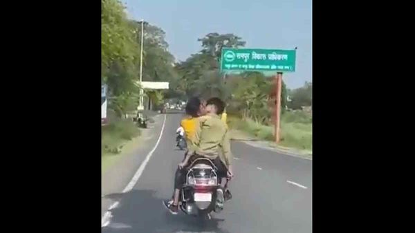 Rampur के लड़कों का यह कैसा शौक, चलती हुई स्कूटी पर एक-दूसरे को Kiss करते दिखे, Video Viral
