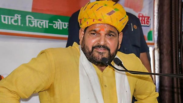 Wrestlers Protest: नाबालिग के पिता ने Brij Bhushan Singh के खिलाफ फर्जी कंप्लेन की बात कही!