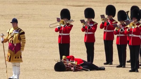 प्रिंस विलियम के सामने बेहोश हुए 3 सैनिक, भीषण गर्मी में वर्दी और भालू के खाल की टोपी पहनकर कर रहे थे परेड