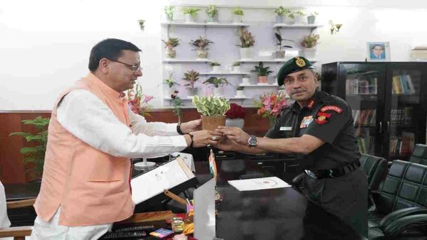Uttarakhand:  सीएम पुष्कर सिंह धामी से मिले मध्य कमान के जनरल ऑफिसर कमांडिंग-इन-चीफ, ये हुई बात