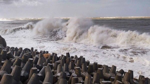 Cyclone Biperjoy: कांडला बंदरगाह पर सभी परिचालन बंद