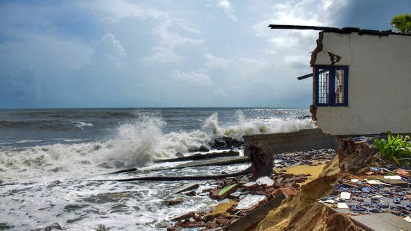 Cyclone Biparjoy: भारत के बाद पाकिस्तान के तटीय इलाकों से टकराया चक्रवाती तूफान, जानिए कैसे हैं हालात