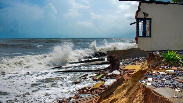 Cyclone Biparjoy: गुजरात में चक्रवाती तूफान 'बिपारजॉय' ने कैसे मचाई तबाही, ये 5 Video देख सिहर जाएंगे आप