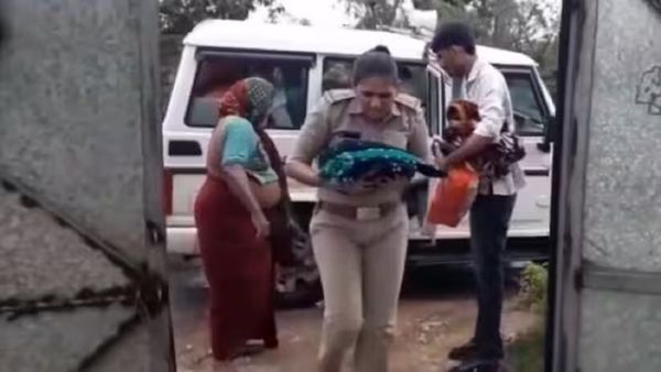 Viral Video: चक्रवात बिपरजॉय के दौरान गुजरात पुलिस ने 4 दिन की बच्ची को बचाया, वीडियो देख हो जाएंगे भावुक