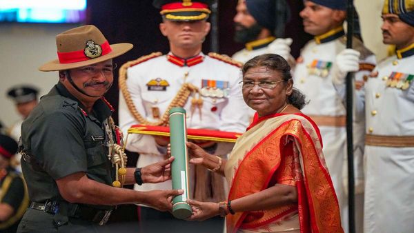 Defence Investiture-II: राष्ट्रपति ने दिए वीरता और विशिष्ट सेवा पुरस्कार, जानिए किन्हें मिला सम्मान