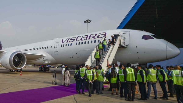 दुबई जाने वाली फ्लाइट में 'Bomb' की बात कर रहा था यात्री, महिला की शिकायत पर दिल्ली पुलिस ने पकड़ा