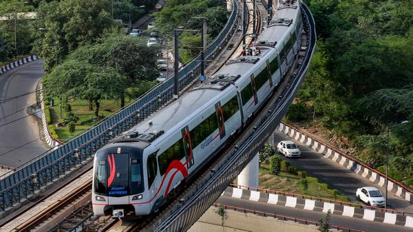 दिल्ली मेट्रो के सिल्वर लाइन पर काम तेज, बनेगा सबसे लंबा प्लेटफॉर्म, जानें इस रूट की अहम बातें