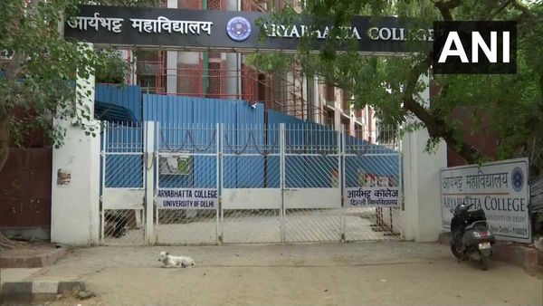 Delhi Crime: दिल्ली यूनिवर्सिटी के छात्र की कॉलेज कैंपस के बाहर चाकू मारकर हत्या