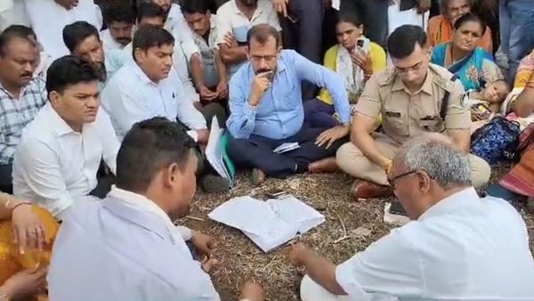 Sagar: दिग्विजय सिंह ने गरीबों को न्याय दिलाने कलेक्टर-एसपी को जमीन पर बैठाया, ​मांगे मनवाईं