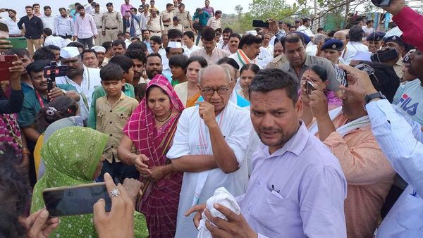Sagar:​ दिग्विजय सिंह का आरोप, मंत्री गोविंद राजपूत के इशारे पर तुड़वा दिए दलितों के पीएम आवास