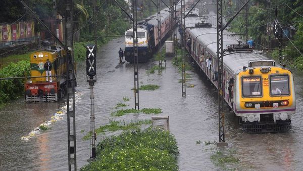 Jabalpur-Bhopal रेल मंडल में भारी बारिश बनी मुसीबत, दर्जन भर से ज्यादा ट्रेनें रद्द, कई डायवर्ट, यात्री परेशान