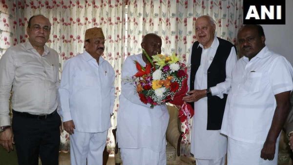 JDS ने BJP से गठबंधन के दिए संकेत, तो देवगौड़ा से मिलने पहुंच गए फारूक अब्दुल्ला, आखिर क्या बातें हुईं