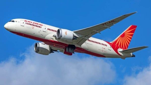 Air India के 2 पायलट्स को कॉकपिट में महिला मित्र की एंट्री पड़ी भारी , लगा 30 लाख का जुर्माना